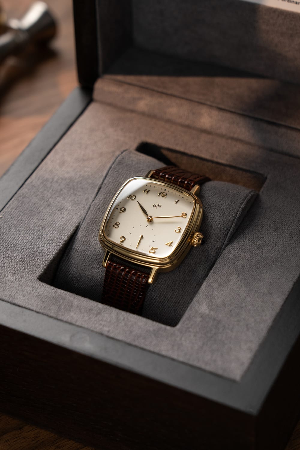 AV86 1954 Capri Mechanical – Gold / White