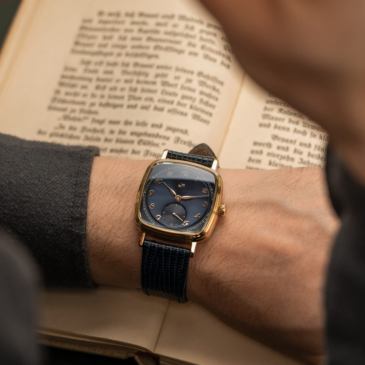 AV86 1954 Amalfi Mechanical - Gold / Midnight Blue